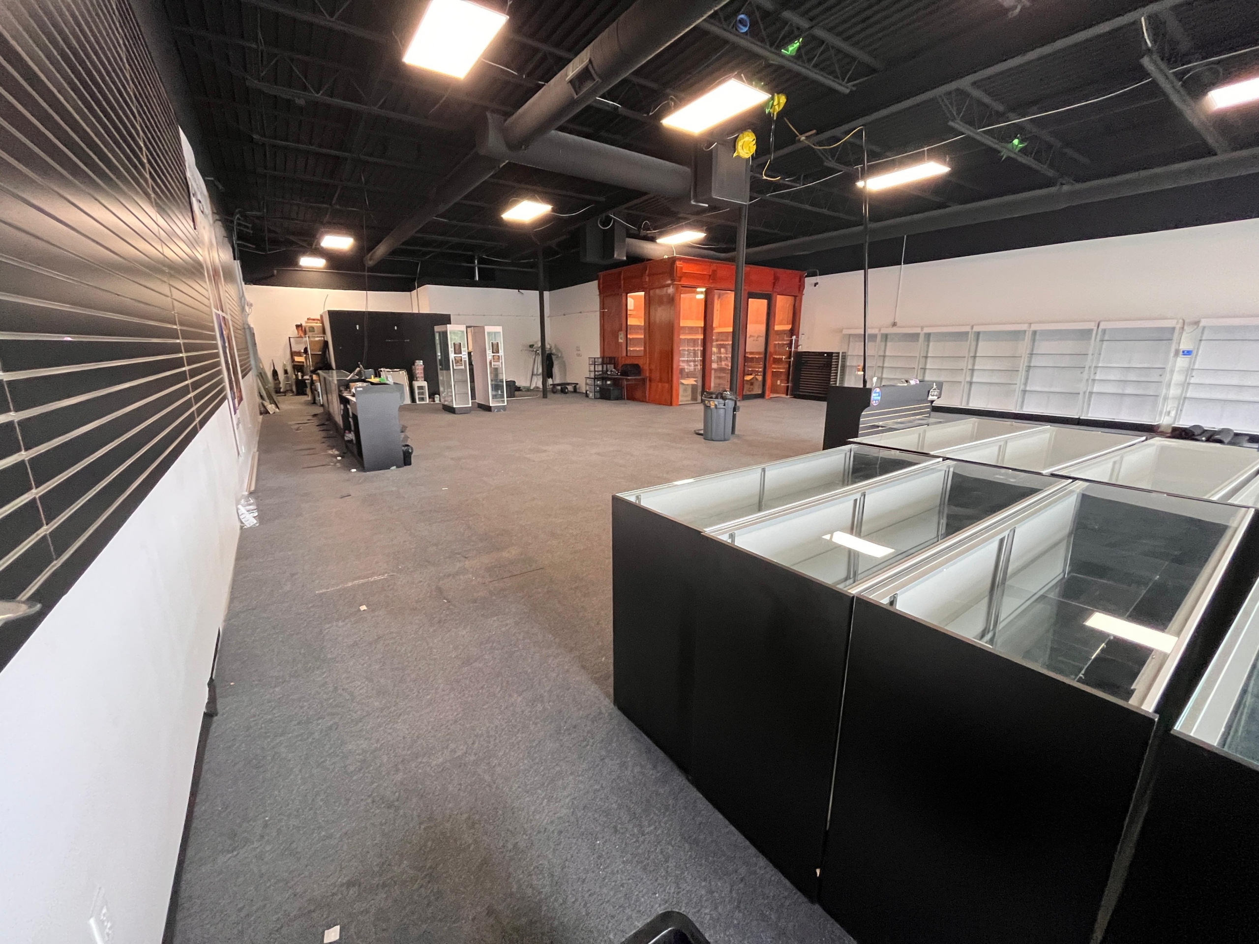 Retail | 1 space available | 1269-2966 SF