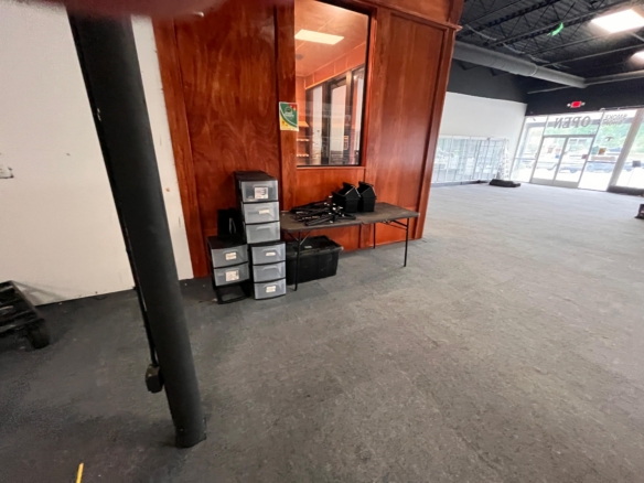 Retail | 1 space available | 1269-2966 SF