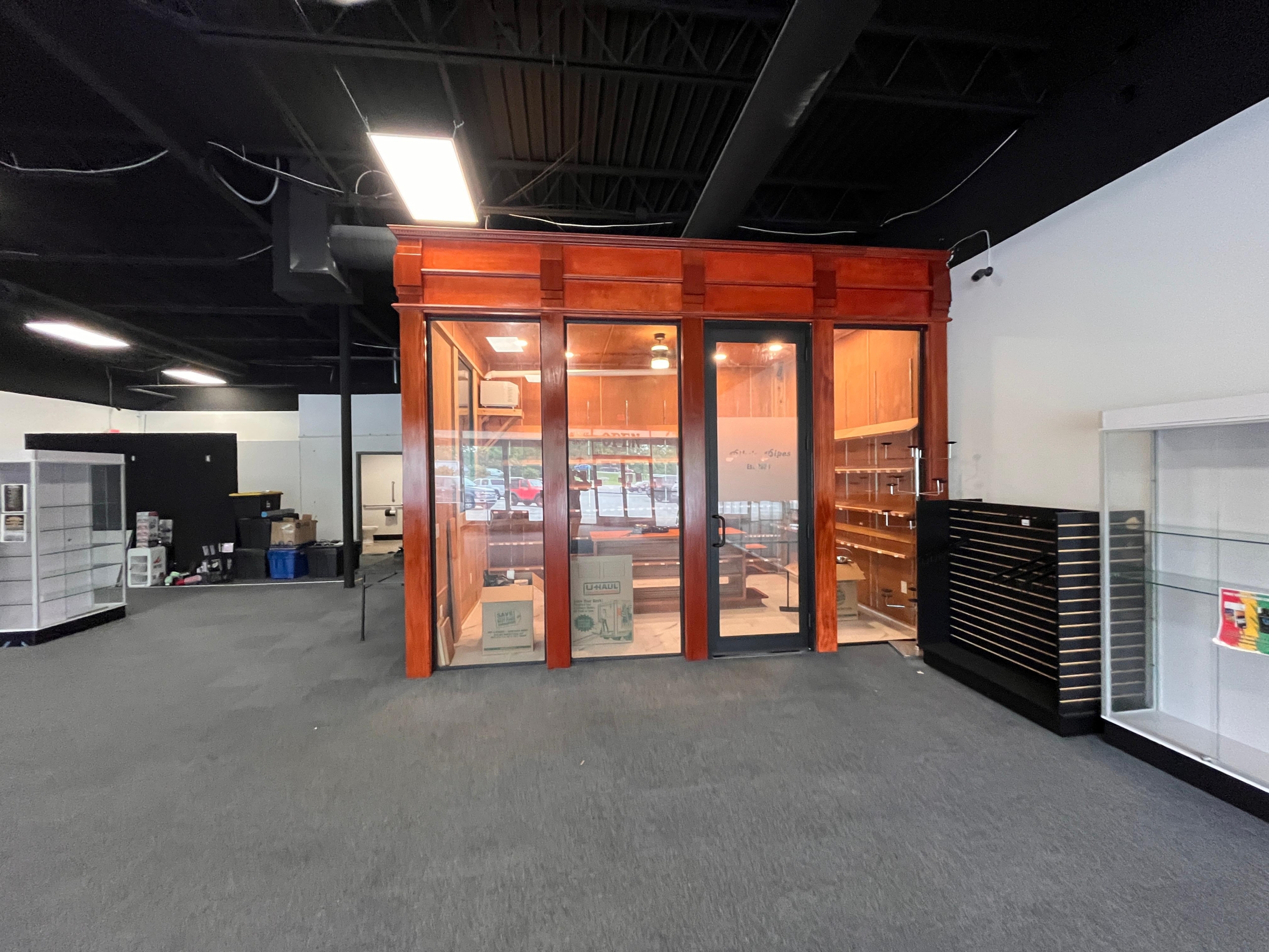 Retail | 1 space available | 1269-2966 SF
