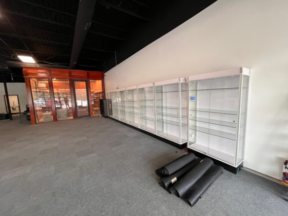 Retail | 1 space available | 1269-2966 SF