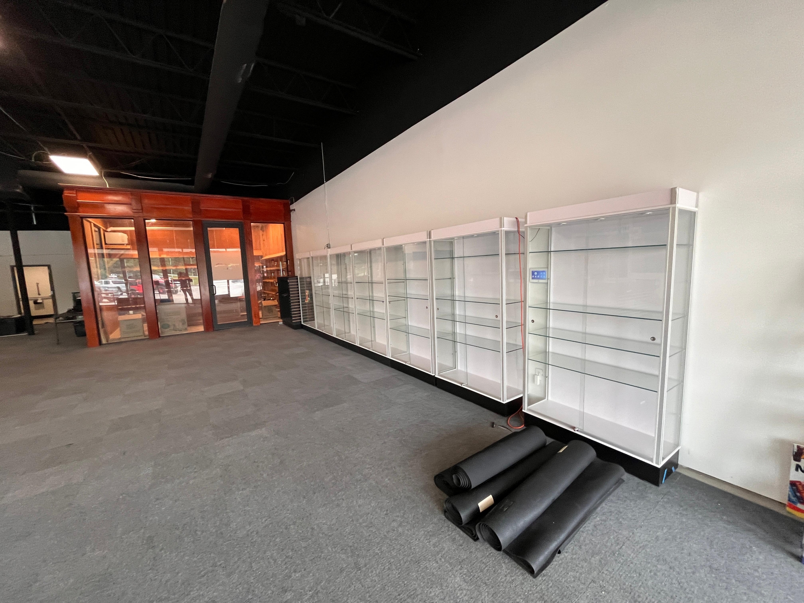 Retail | 1 space available | 1269-2966 SF