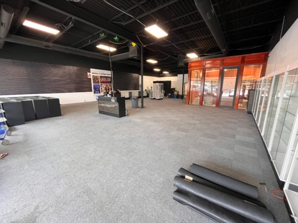 Retail | 1 space available | 1269-2966 SF